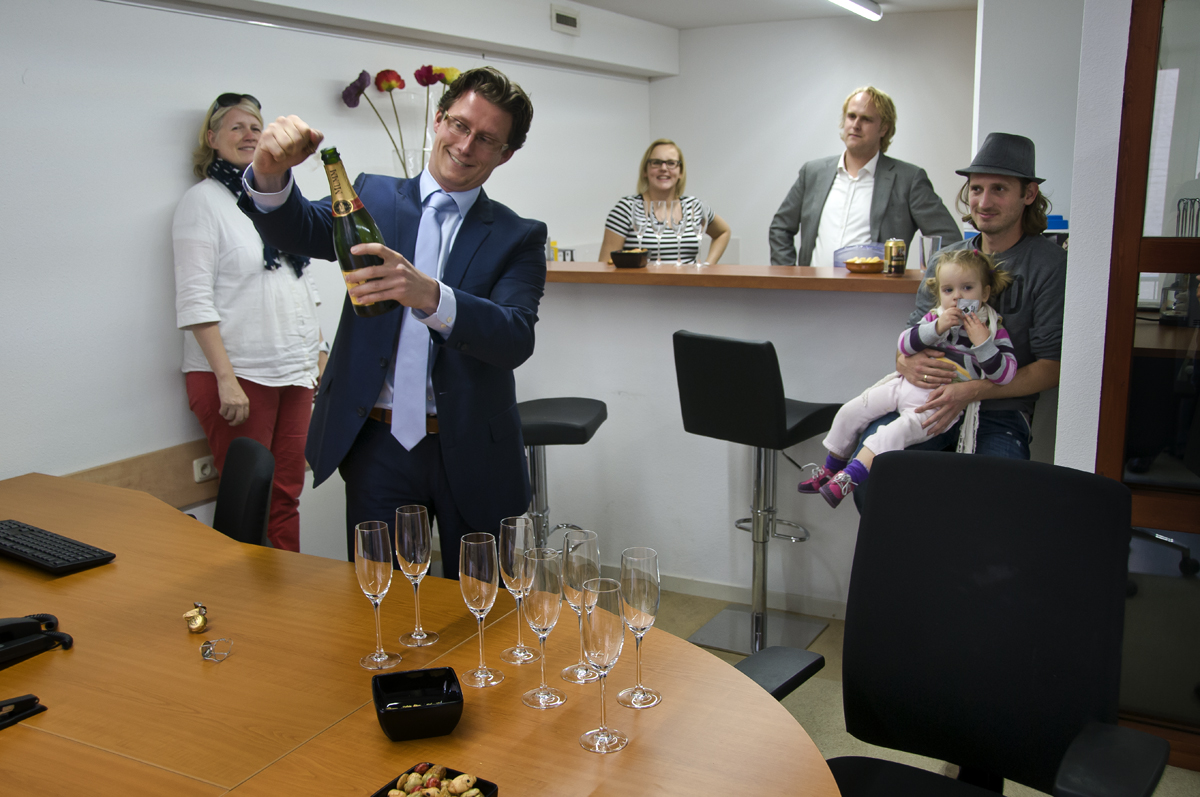 Na ondertekening van het convenant Horizontaal Toezicht werd er geproost met Champagne